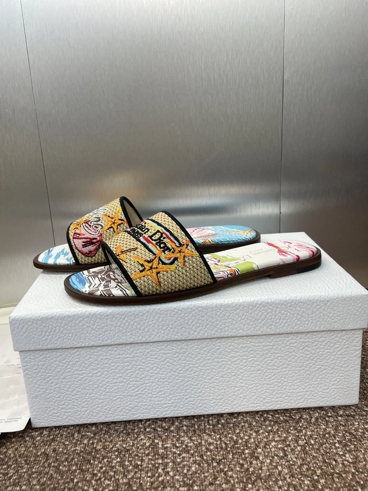 👟👟Ex-factory price 500👟👟 Dior 2025 spring and summer new style DWAY flat flip flops jelly color women's shoes CD letter logo three-dimensional embroidery round toe open toe color block sandals Material: upper imported raffia electric embroidery high temperature water-soluble cotton technical fabric + water-dyed sheepskin lining + Italian thickened leather outsole size: 34-42 (34.40.41.42. Customized, non-refundable and non-exchangeable)